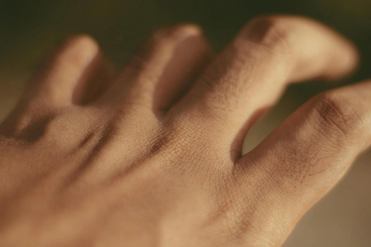 Dlaczego lekarze radzą zrobić zdjęcie wierzchu dłoni zamiast twarzy - image 1