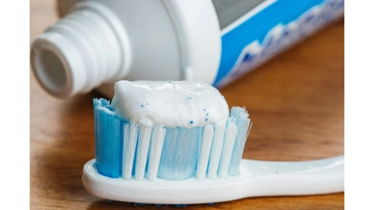 Dlaczego warto nałożyć odrobinę białej pasty do zębów na deskę do krojenia