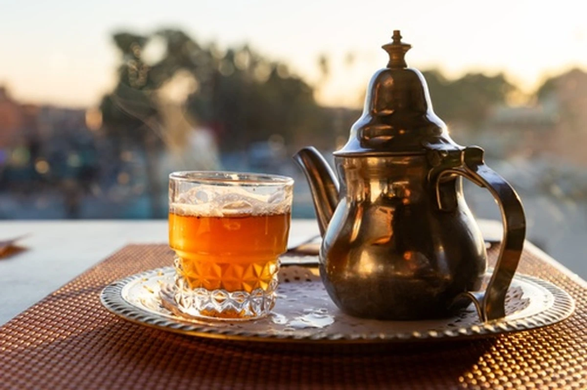 Dlaczego warto pić napar z mięty i cytryny każdego ranka