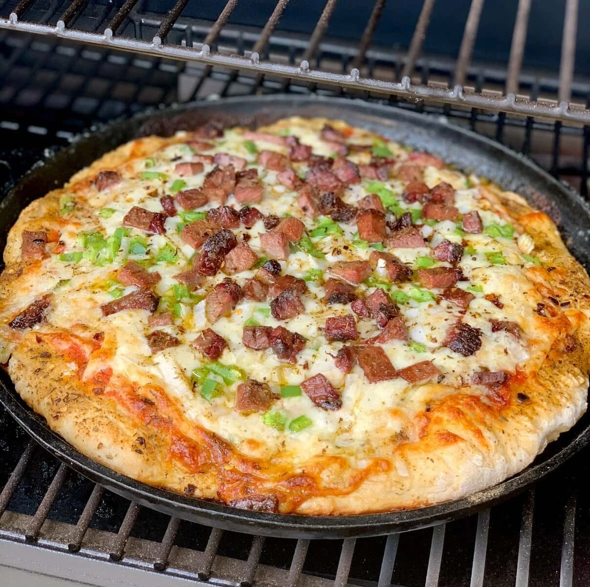 dlaczegodomowap-extra-1.webp Dlaczego domowa pizza rzadko smakuje jak z pizzerii? Jeden prosty błąd przy wyrabianiu ciasta - image 1