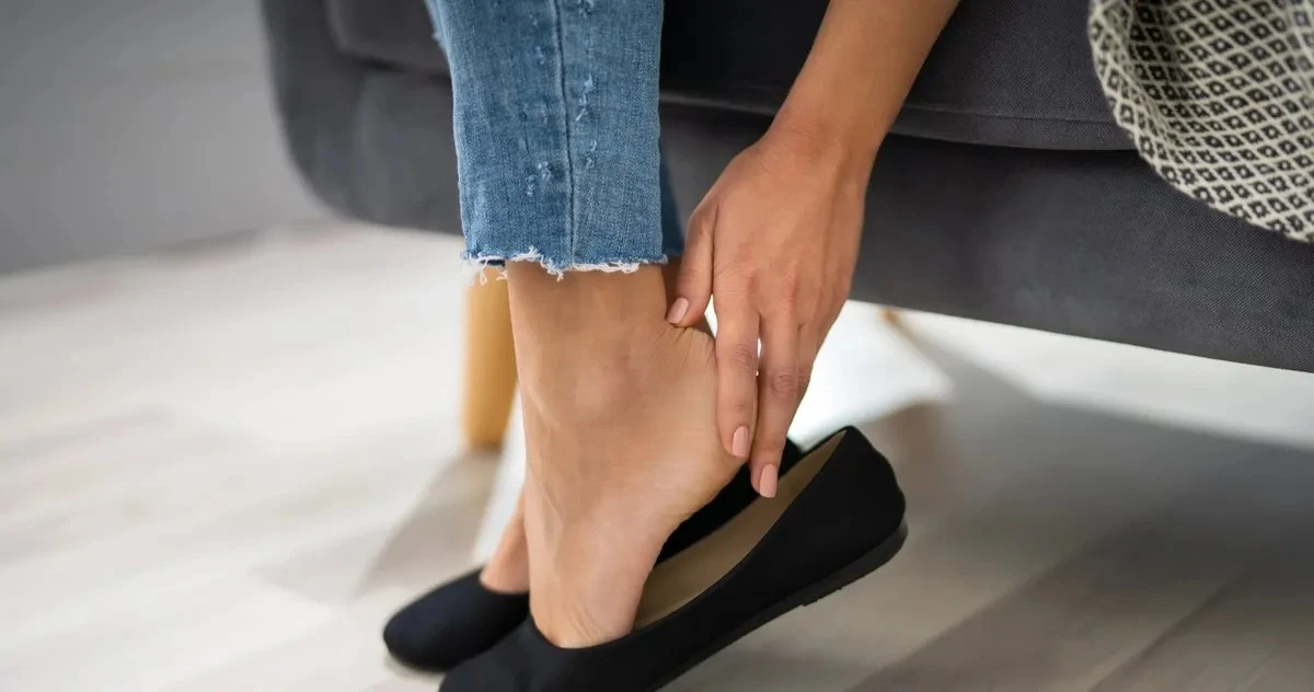 Ciasne buty? Poznaj proste sposoby na ich rozbicie w domu