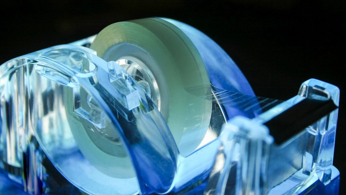 Dlaczego taśma klejąca piszczy przy odklejaniu: fizycy odkryli naddźwiękową tajemnicę