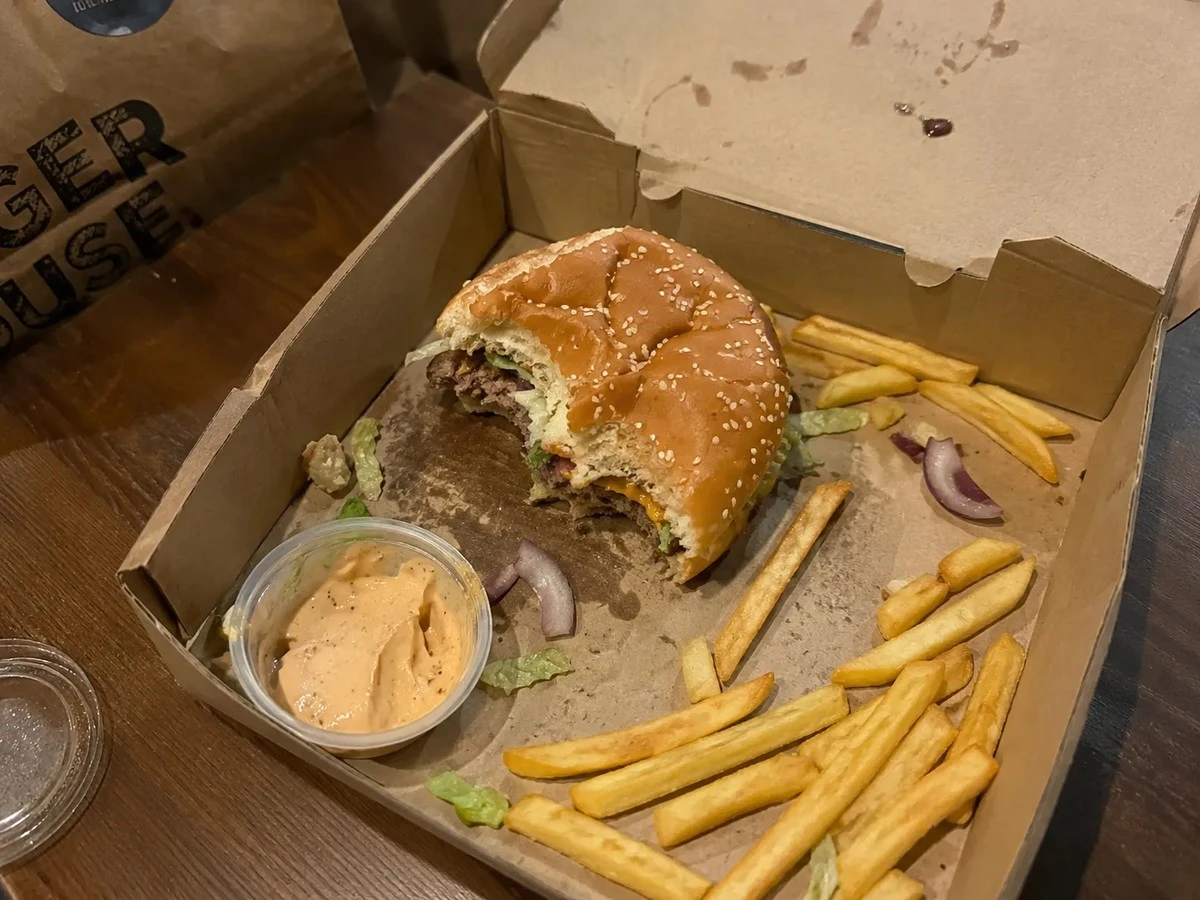 Odebrał dostawę z restauracji i zaniemówił: jeden szczegół na opakowaniu sprawił, że stracił apetyt