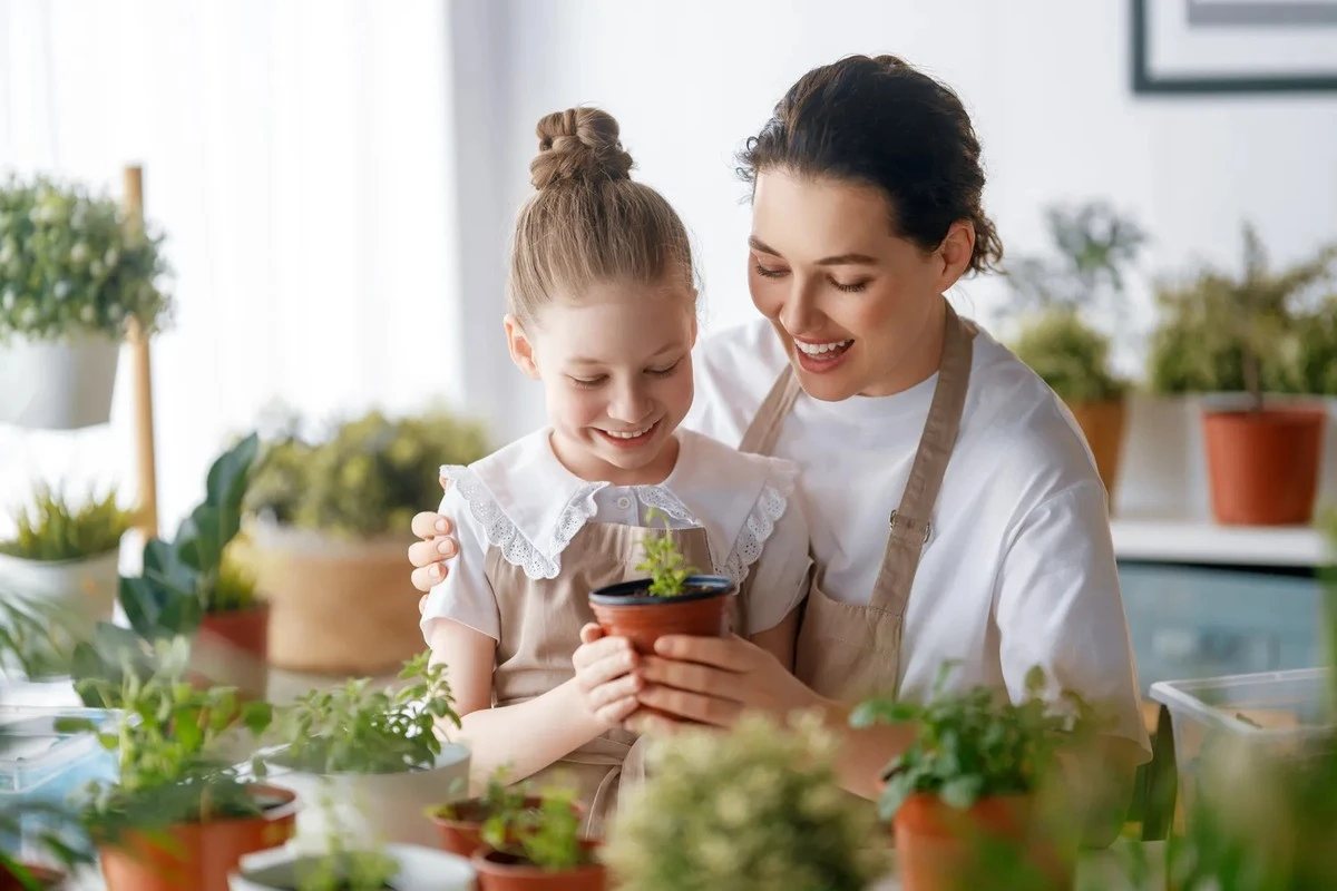 Dlaczego doświadczeni floryści zawsze wrzucają skórkę od banana do słoika z wodą