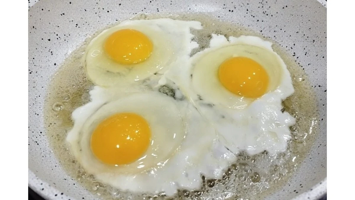 Dlaczego twoje jajka sadzone stają się gumowe: błąd, który popełnia większość z nas