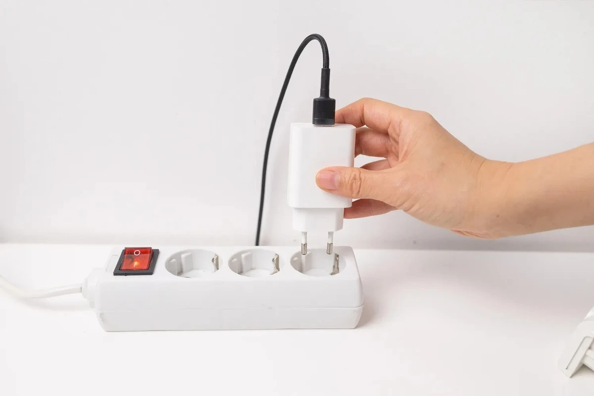 Tych urządzeń nigdy nie podłączaj do przedłużacza: jeden błąd może skończyć się pożarem