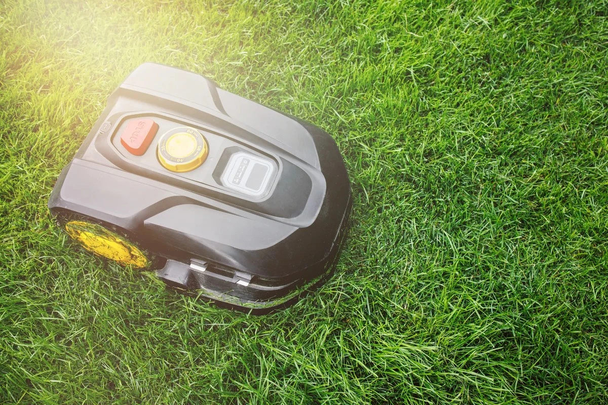 Dlaczego roboty koszące nie potrzebują już kabli: 7 mitów o nowoczesnym ogrodzie