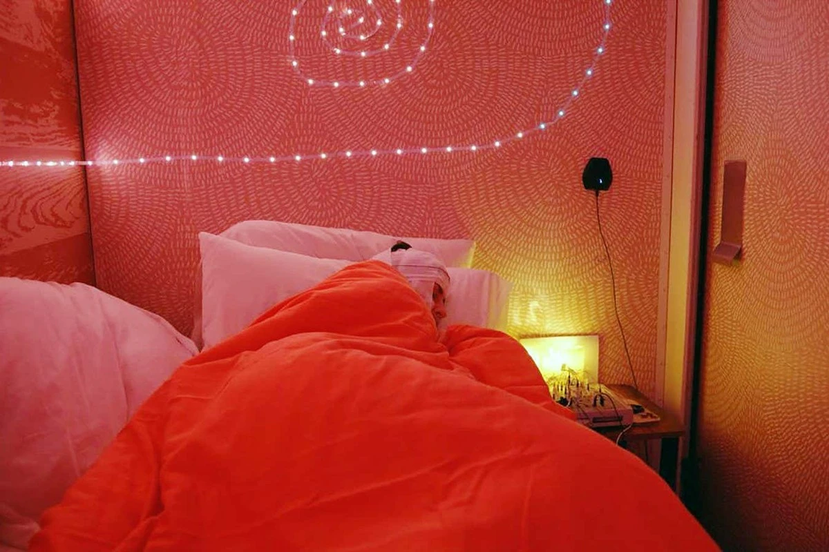 Dlaczego naukowcy puszczają nam dźwięki podczas snu. To nowy sposób na trudne problemy