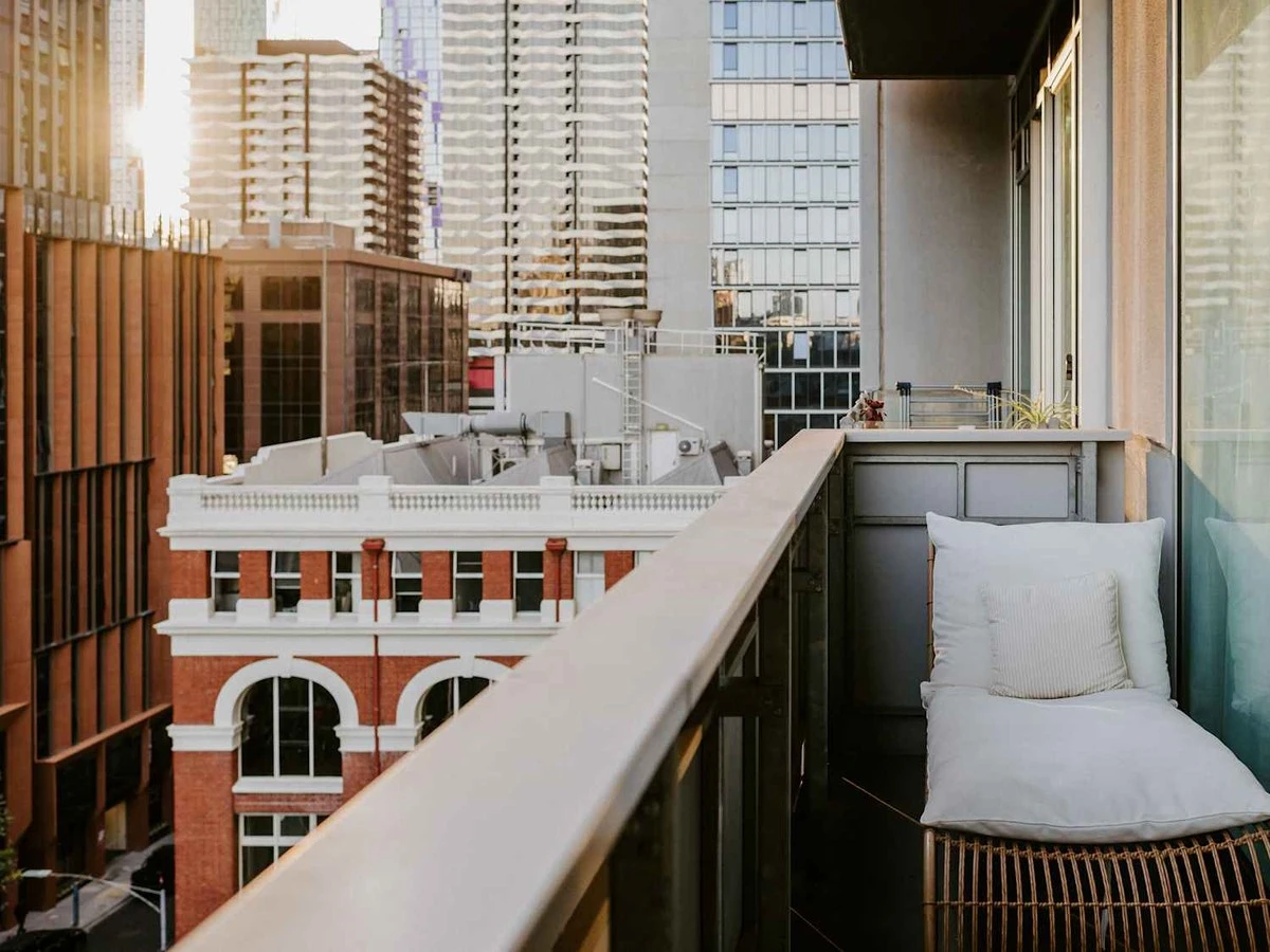 Cztery rzeczy, których nie powinieneś trzymać na balkonie, jeśli nie chcesz problemów - image 1