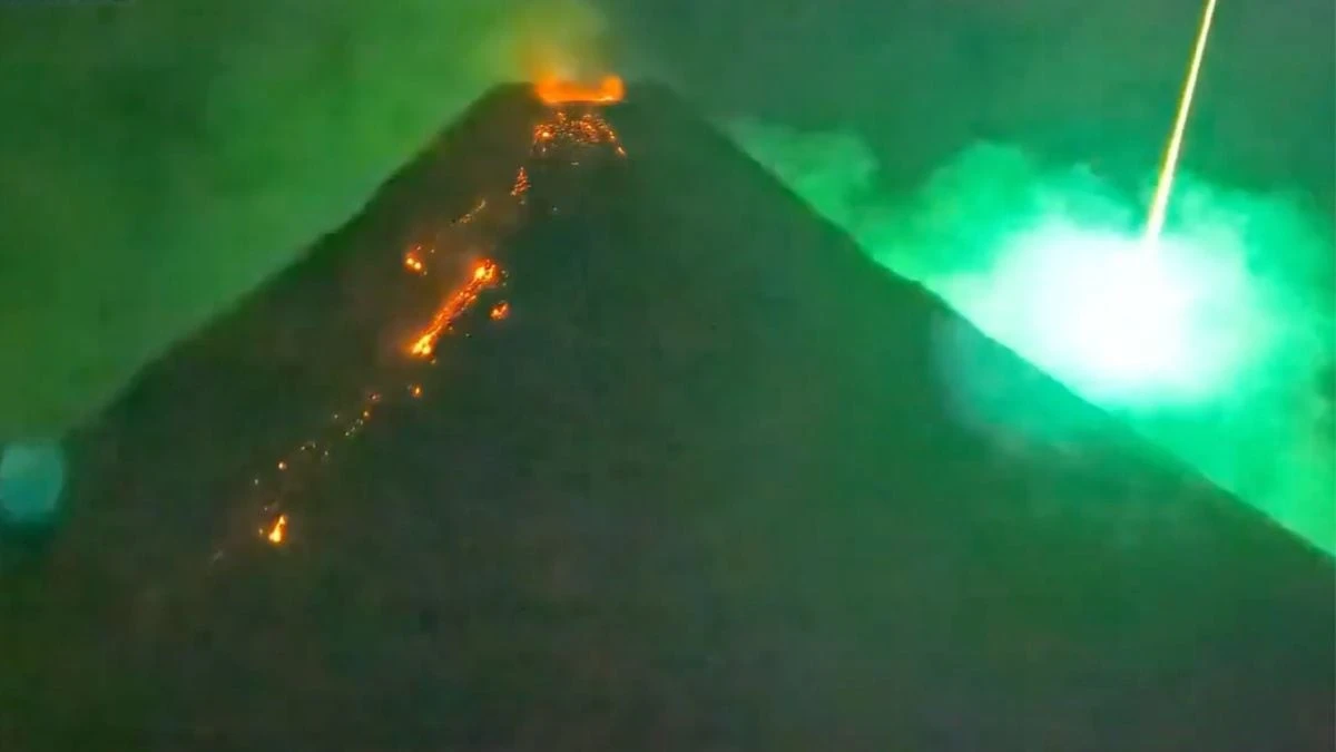 Meteor nad wulkanem: dlaczego to zjawisko nas chroni