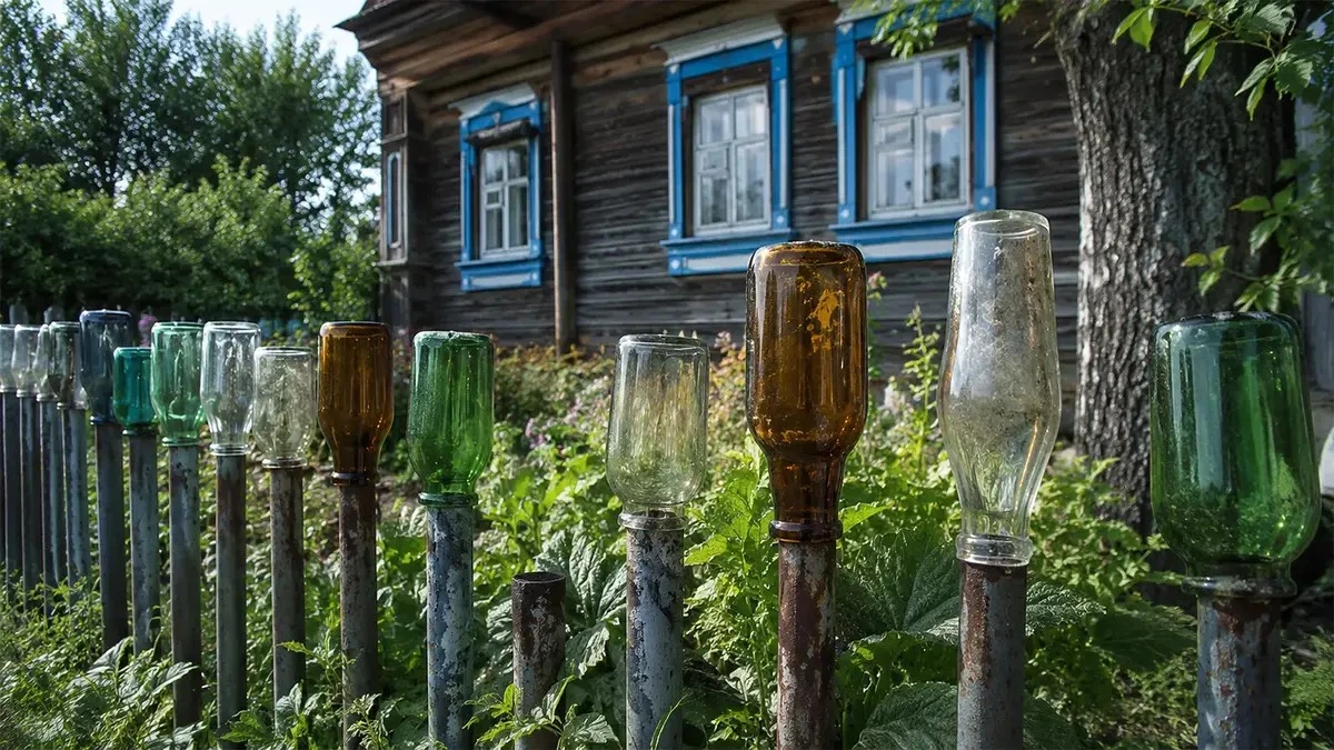 Dlaczego na wsiach nakładają plastikowe butelki na słupki ogrodzeniowe? To nie przypadek