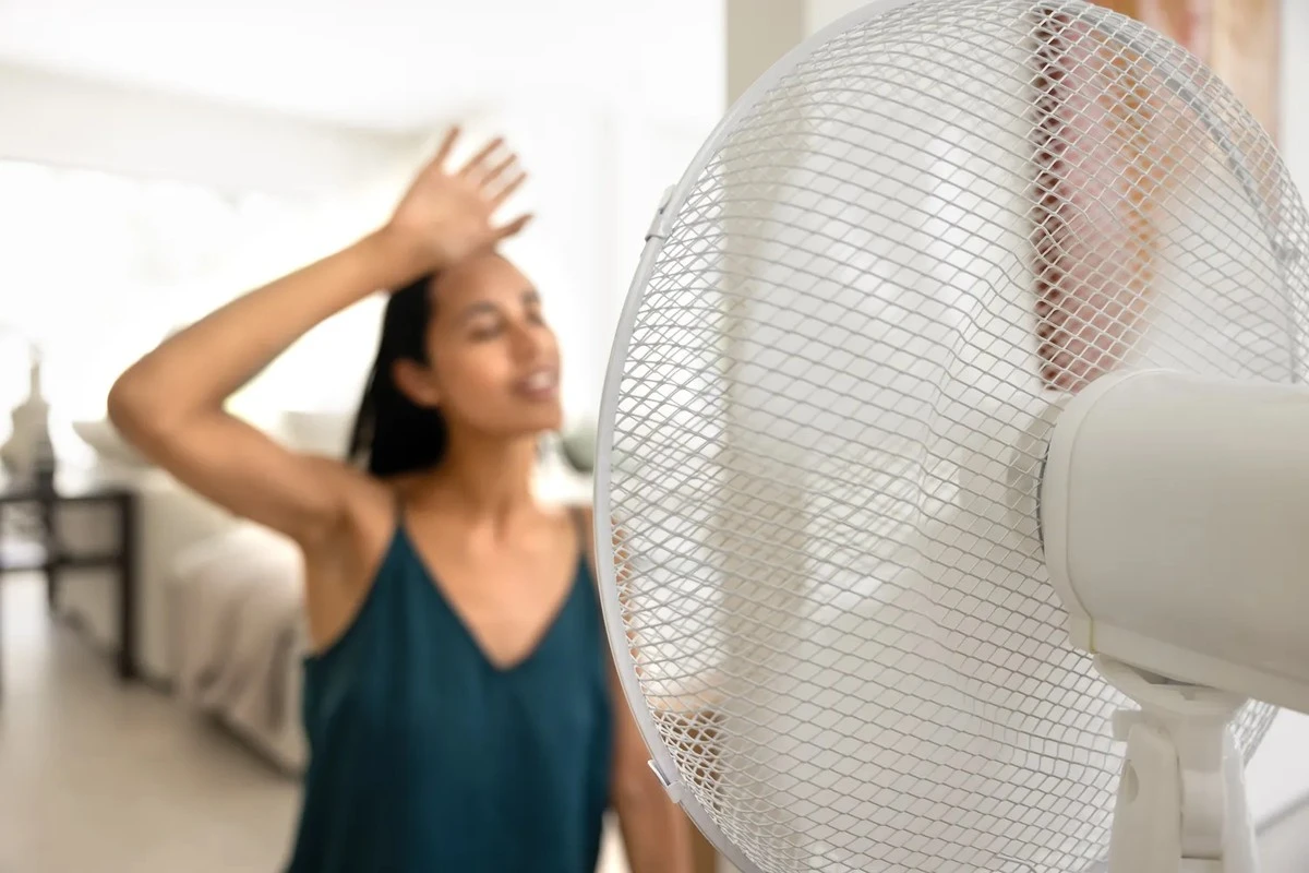 Dlaczego w twojej sypialni jest jak w saunie i jak to zmienić bez klimatyzacji