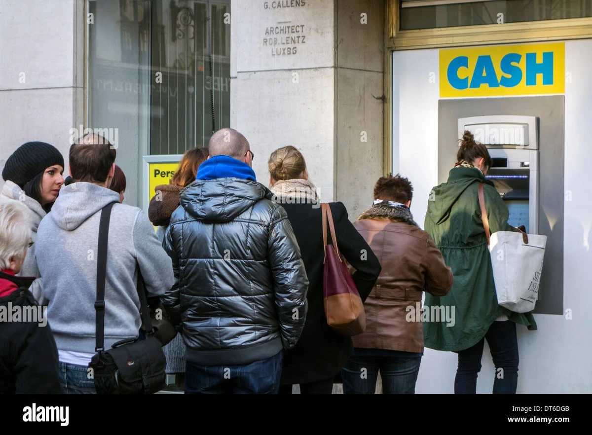 Dlaczego przed bankomatami ustawiają się długie kolejki: co dzieje się z pieniędzmi z OFE - image 1
