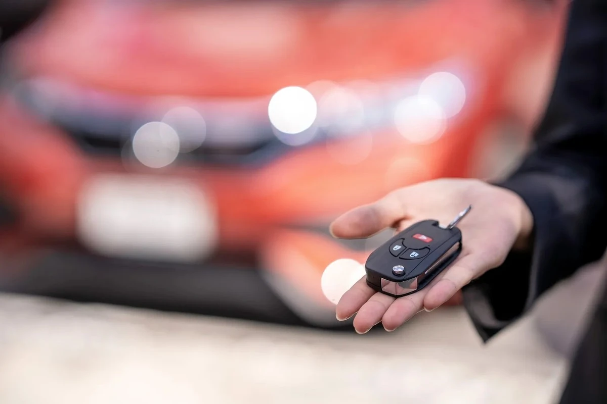 Rozładowany kluczyk samochodowy? Triki, które uratują Cię na parkingu