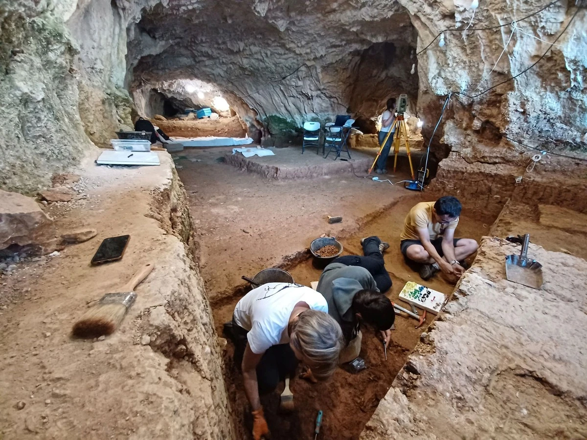 ludzieineandert-extra-1.webp Ludzie i neandertalczycy żyli obok siebie przez 20 tysięcy lat. Nowe odkrycie w jaskini zmienia historię - image 1