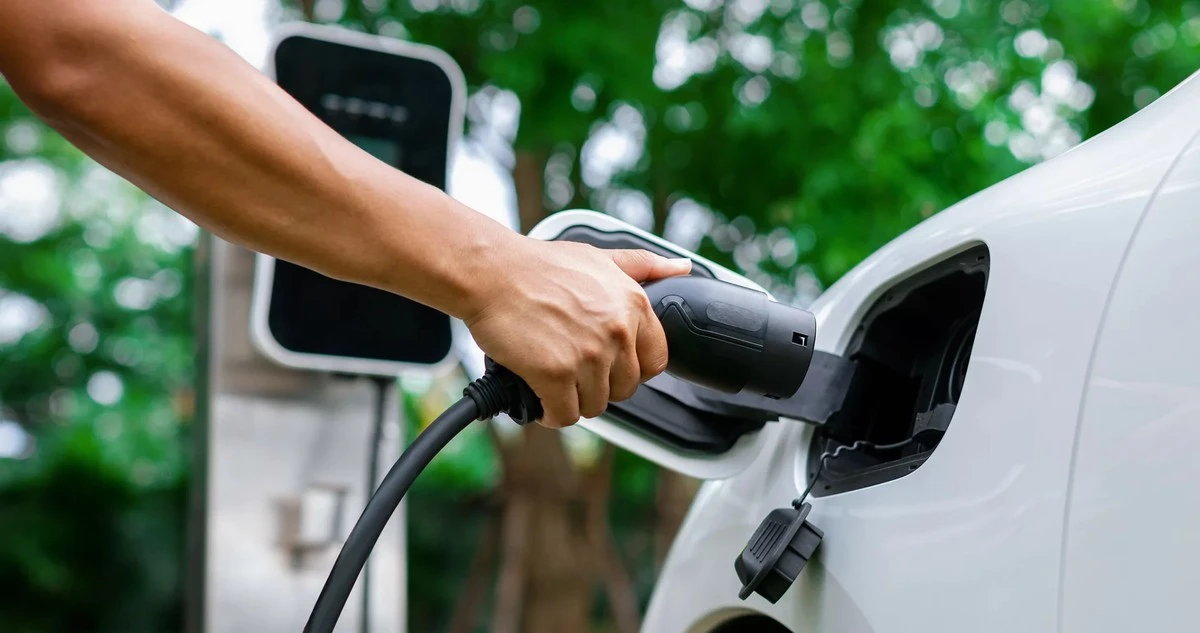dlaczegopolacyw-extra-1.webp Dlaczego Polacy wciąż wahają się przed zakupem auta elektrycznego? - image 1