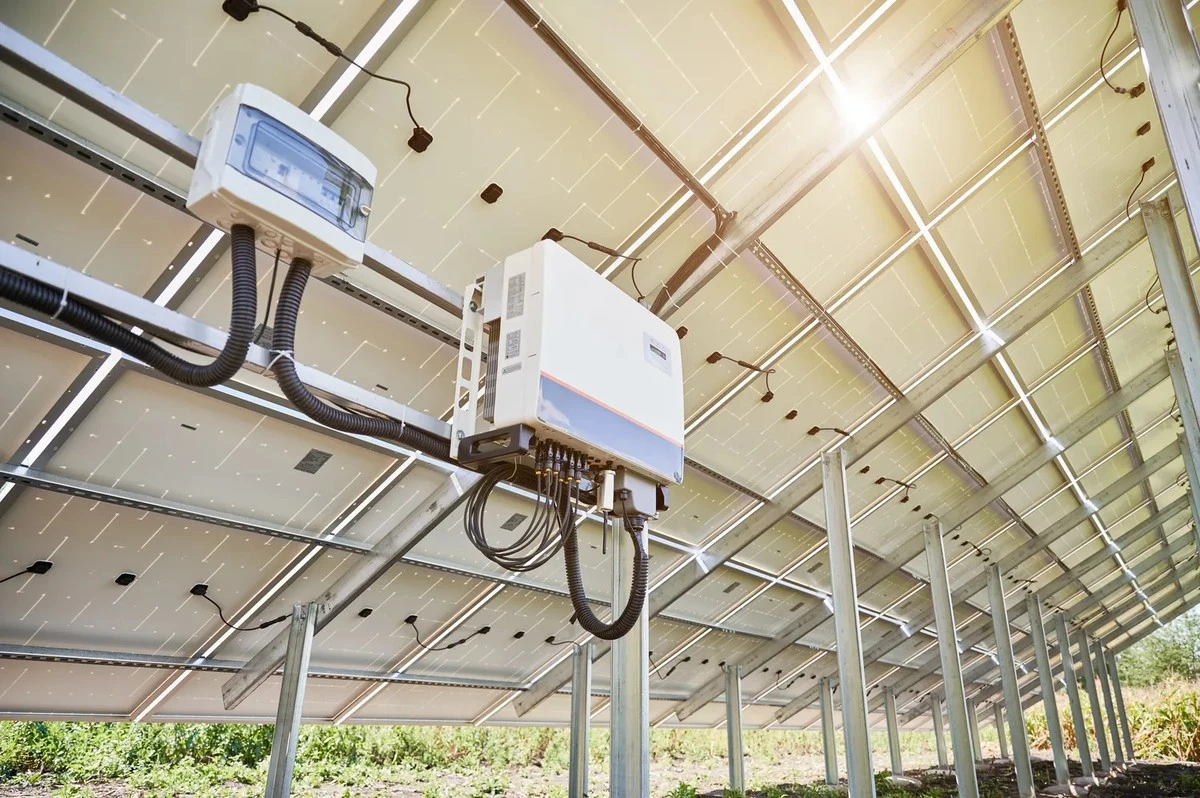 Dlaczego inwerter fotowoltaiczny wyłącza się w pełnym słońcu? Przyczyny i rozwiązania