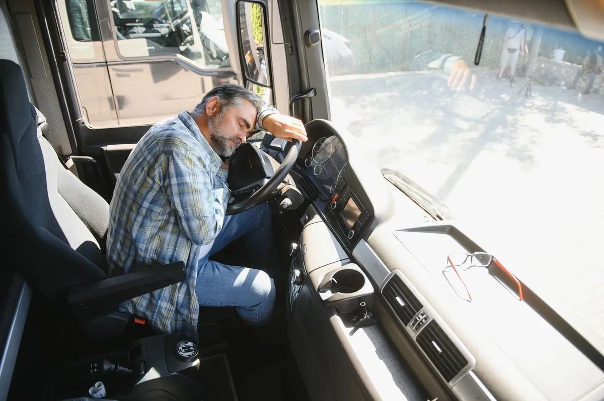 Nowe przepisy UE: dlaczego właściciele busów muszą zamontować tachograf do 1 lipca