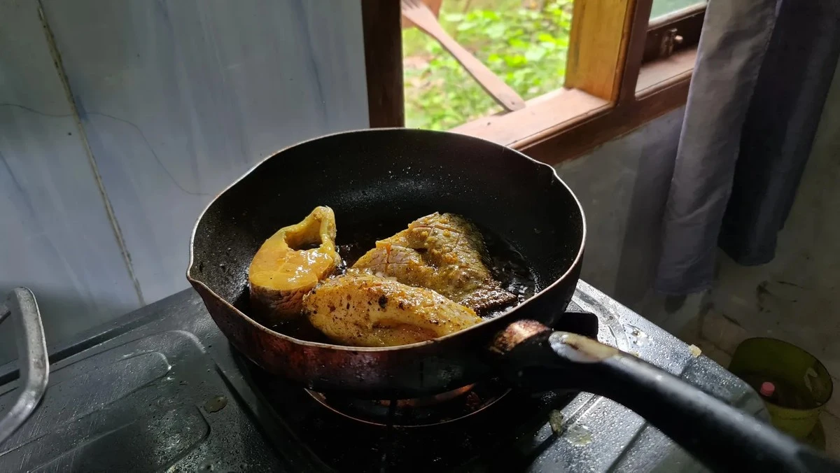 Najczęstszy błąd przy smażeniu ryby: dlaczego nie warto używać pokrywki