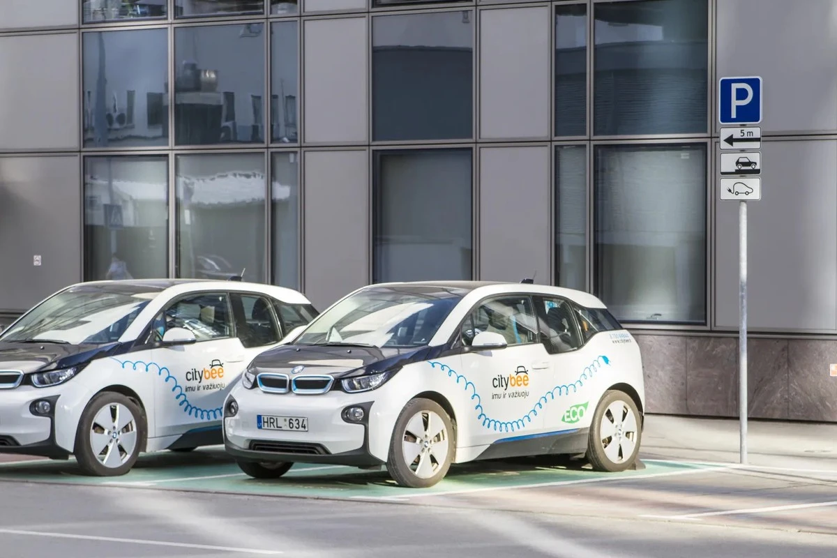 Dlaczego Polacy wciąż wahają się przed zakupem auta elektrycznego?