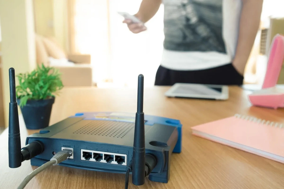 Dlaczego Twój router w szafce to najczęstsza przyczyna wolnego Wi-Fi