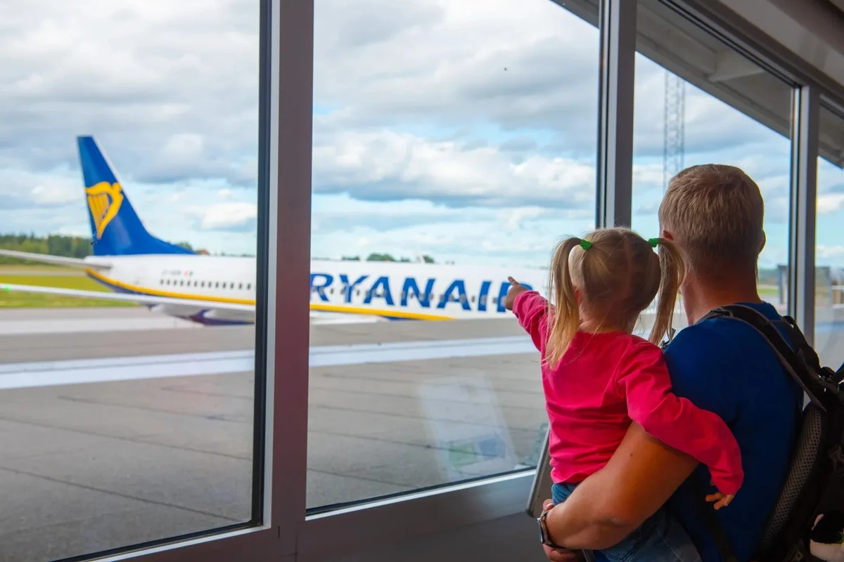 Ryanair ostrzega pasażerów: stojąc w kolejce do kontroli, nie licz, że samolot poczeka
