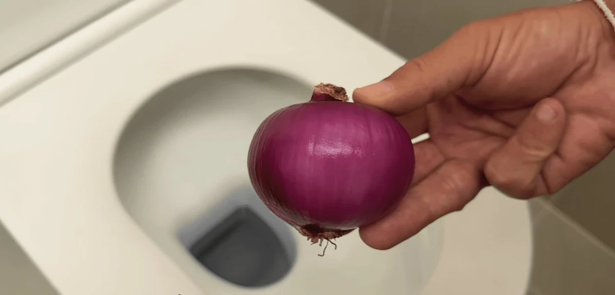 Dlaczego trzymam cebulę w lodówce? 5 trików do sprzątania