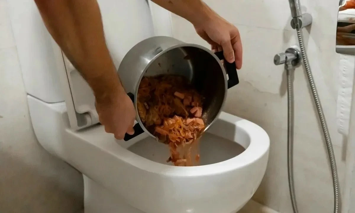 Dlaczego rzucasz to do toalety? Jeden nawyk, który niszczy rury