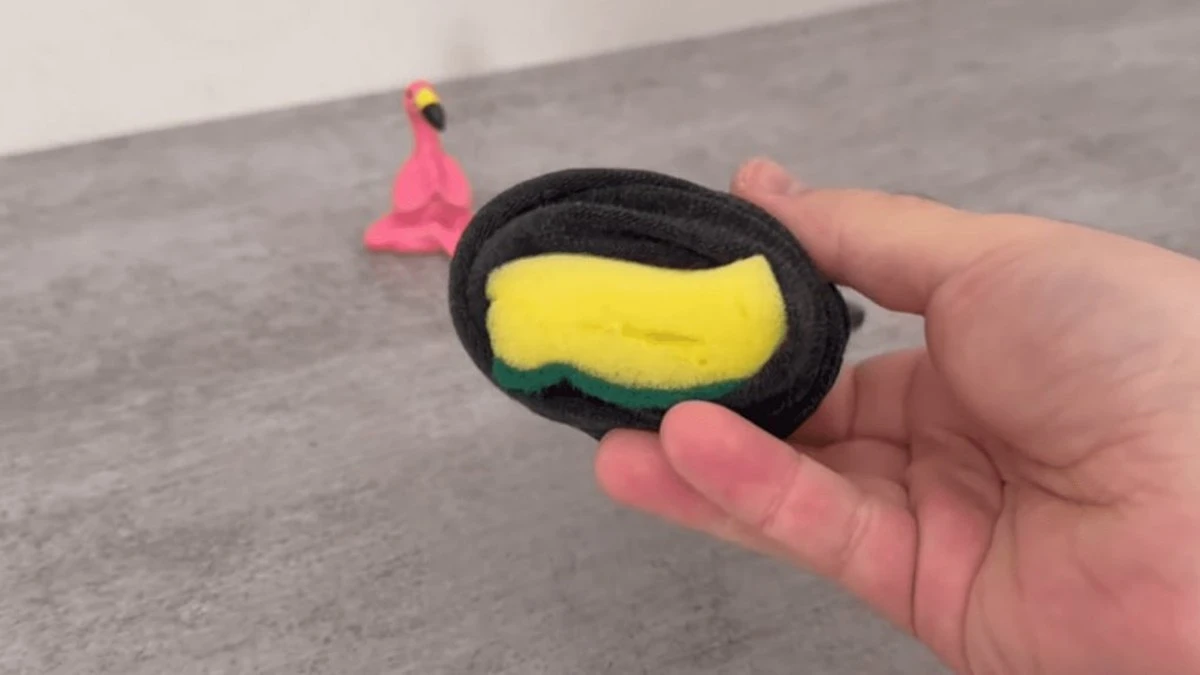 Dlaczego stara skarpetka na kiju od szczotki to najlepszy sposób na kurz pod meblami