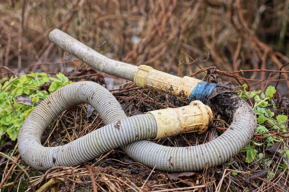 Dlaczego mycie rury odkurzacza wodą to błąd, który może zniszczyć sprzęt - image 1