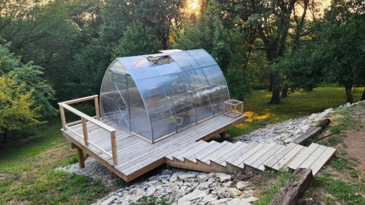 Dlaczego doświadczeni ogrodnicy nie stawiają już szklarni przy samym płocie - image 1