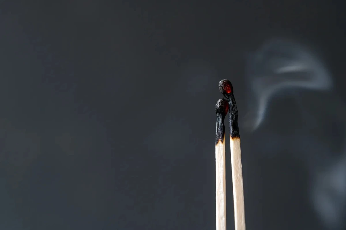 Dlaczego zapałka w łazience to wciąż skuteczny sposób na ukrycie nieprzyjemnego zapachu