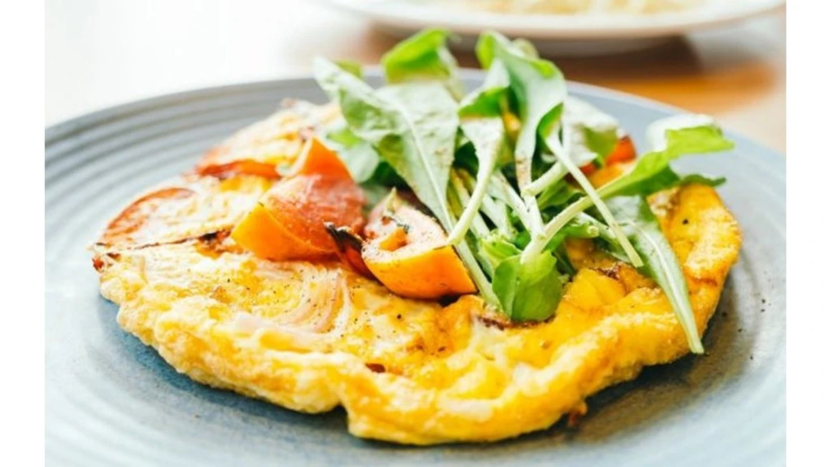 Dlaczego do porannego omletu warto dodać plasterek łososia