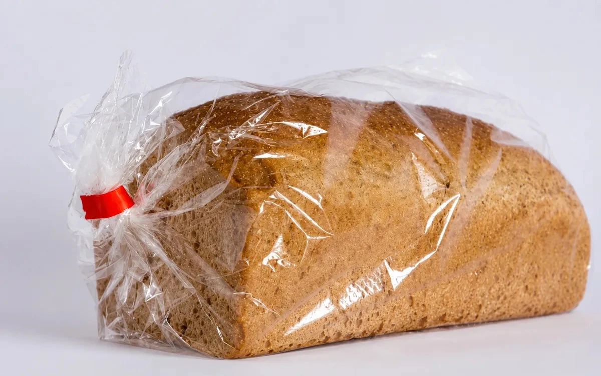 Dlaczego trzymanie chleba w plastikowej torebce to błąd, który przyspiesza pleśnienie