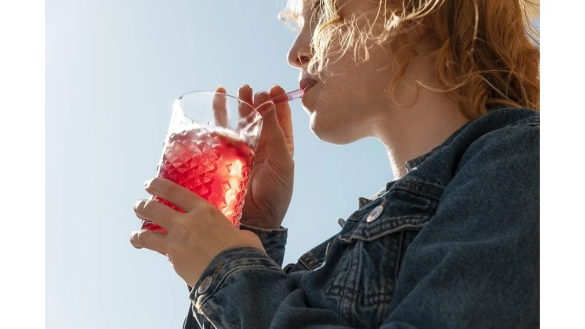 Ten niebieski napój niszczy Twoją wątrobę: 5 płynów, których unikaj w 2026 roku