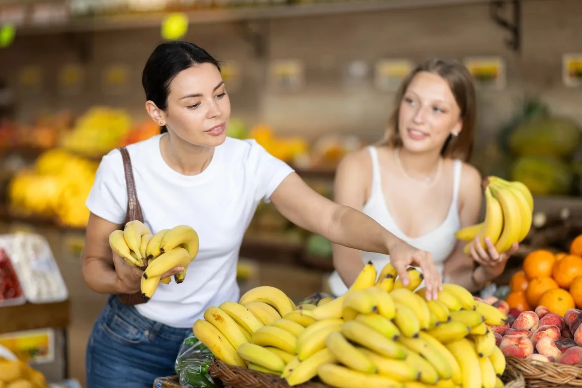 Dlaczego te same banany kosztują w różnych sklepach tak różnie?