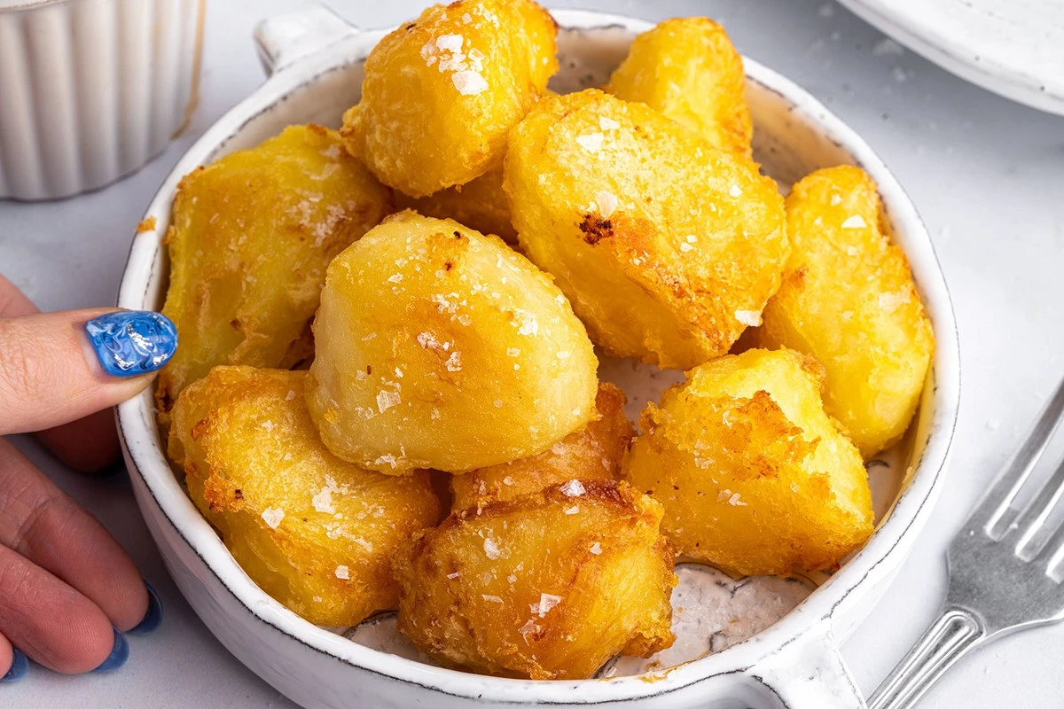 Dlaczego pieczone ziemniaki zawsze wychodzą miękkie? Ten jeden dodatek zmienia wszystko - image 1