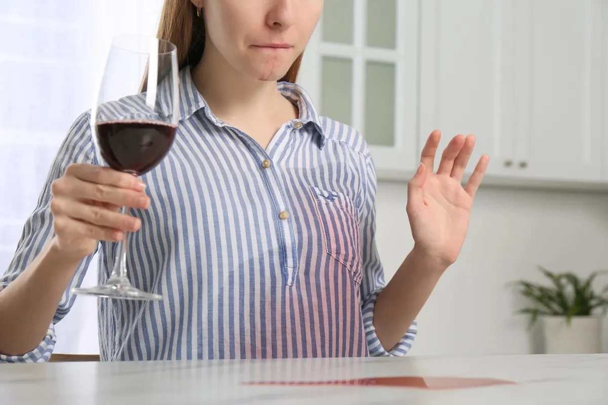 Czerwone wino na dywanie lub ubraniu? Błąd, który popełnia większość z nas