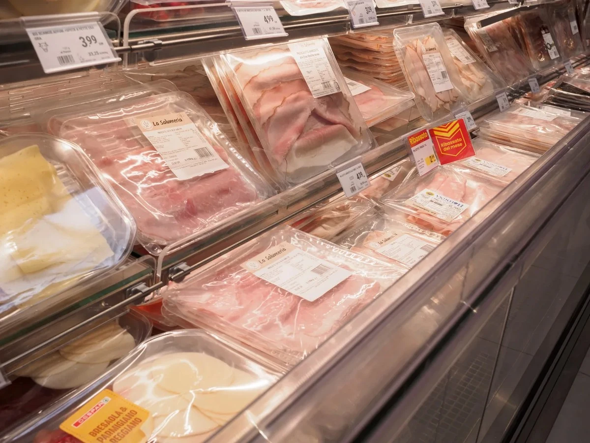 Dlaczego szynka w Twojej lodówce psuje się po dwóch dniach? Ten jeden błąd popełnia niemal każdy