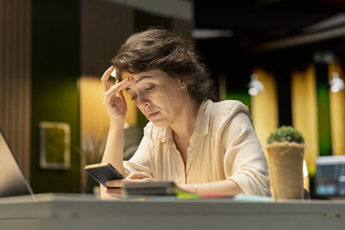 Dlaczego tak naprawdę słyszysz ciszę, gdy odbierasz nieznany telefon