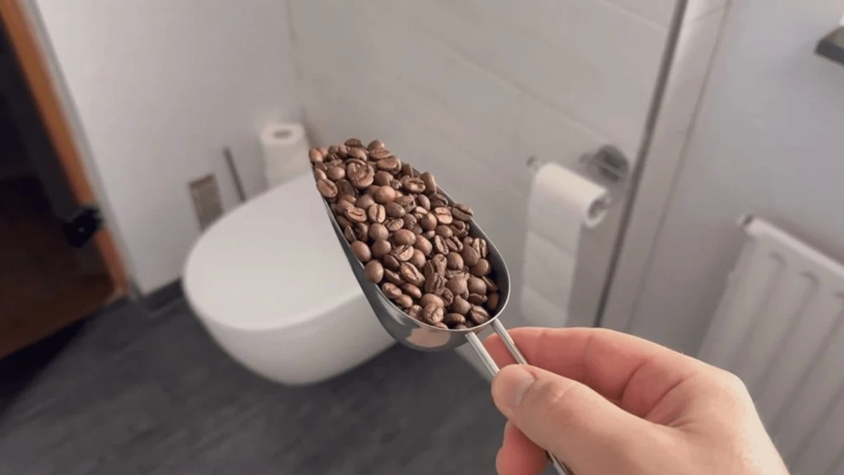 Dlaczego warto zostawić fusy z kawy w łazience: zapomniany patent z lat 90.