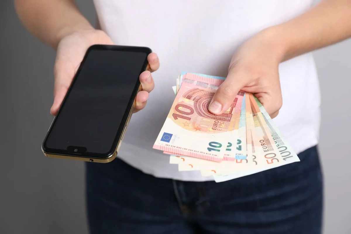 Wypłacanie gotówki bez karty: jeden szczegół, o którym zapominamy najczęściej