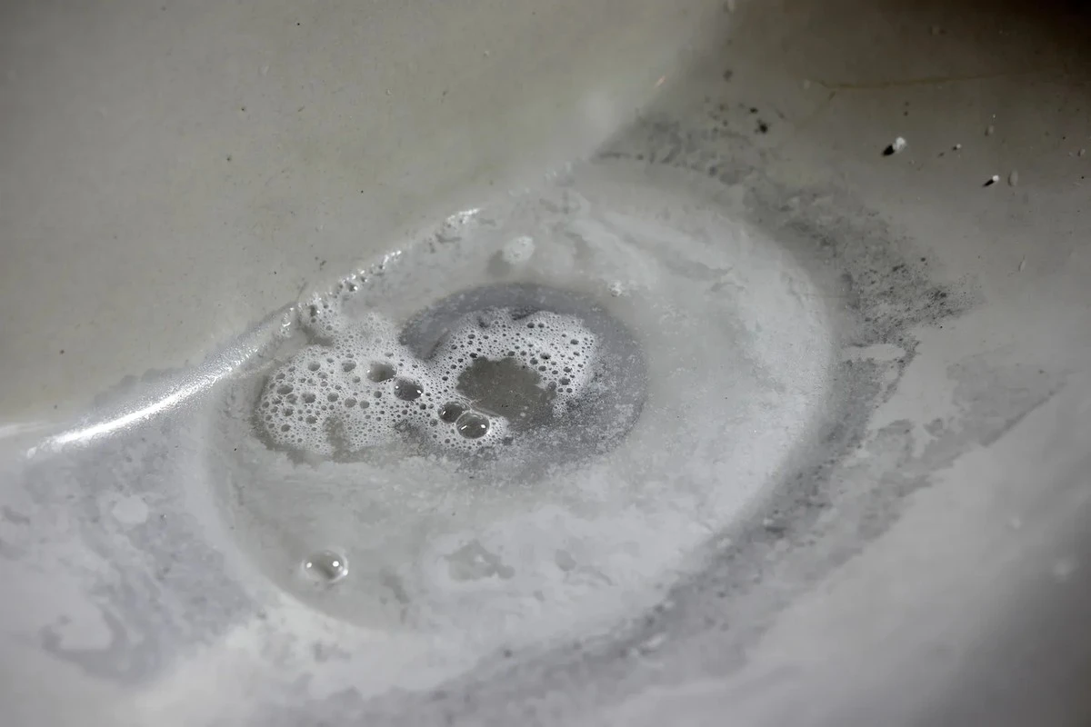 Dlaczego przepychacz to najgorszy wybór przy zatkanej rurze