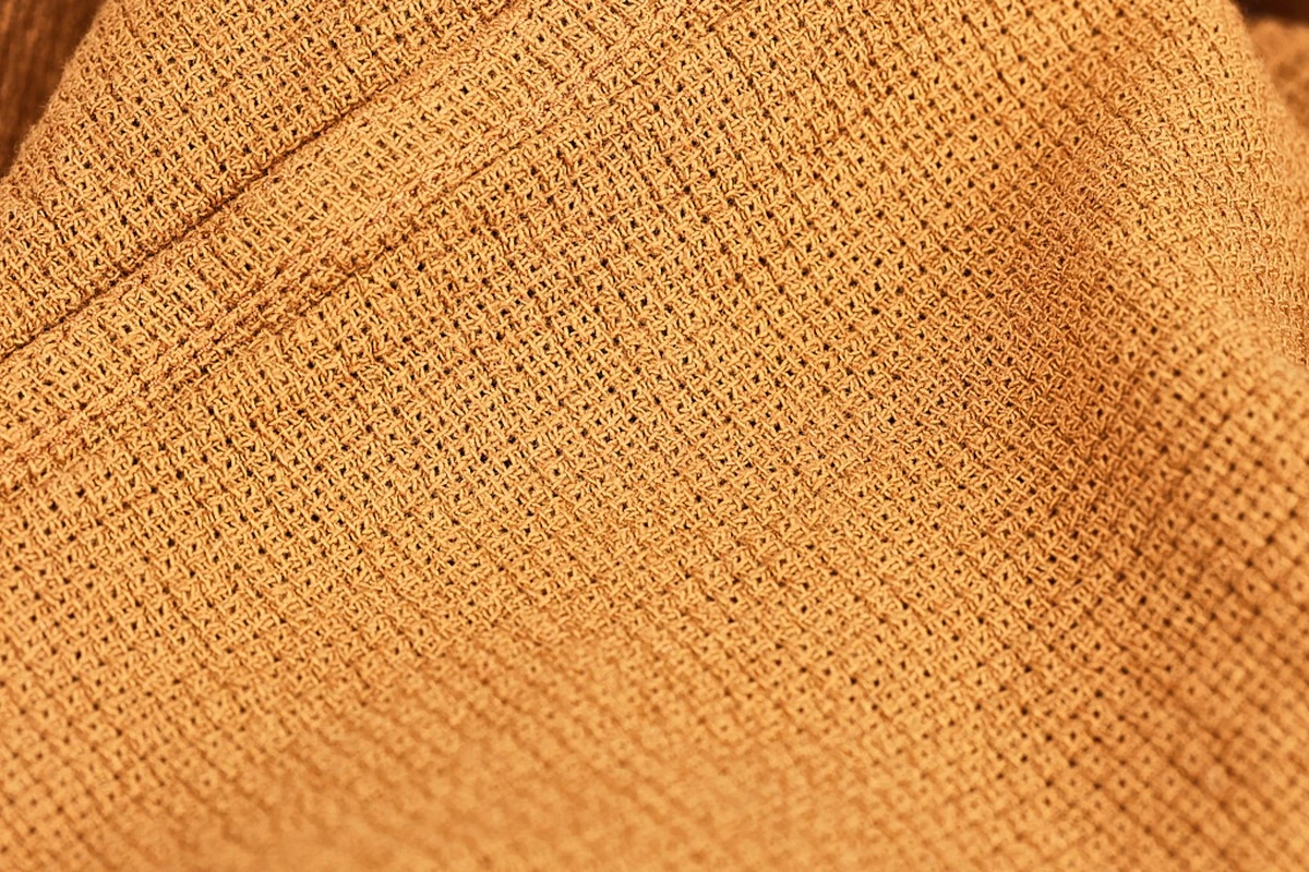 Dlaczego noszenie tych samych ubrań przez dwa dni w lecie to błąd, którego nie widać gołym okiem - image 1