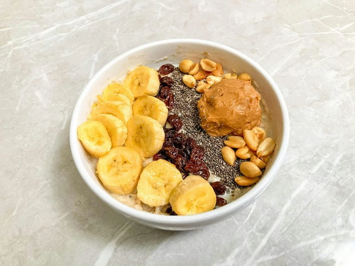 Dlaczego dodawanie masła do gorącej owsianki to błąd, który odbiera jej wartości