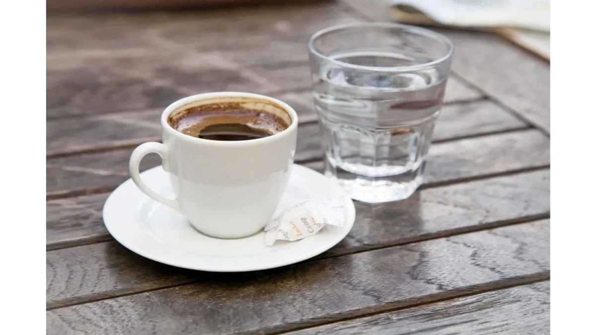 Dlaczego warto poczekać 90 minut z pierwszą kawą