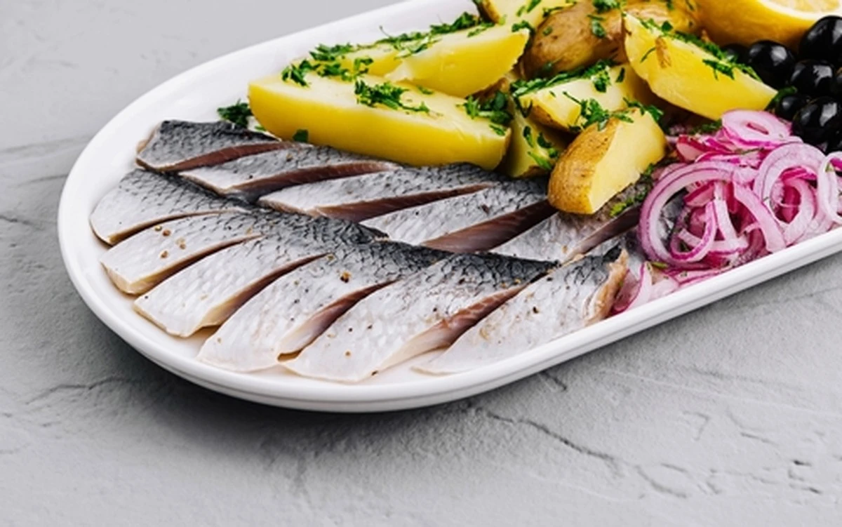 Dlaczego po zjedzeniu śledzia czujesz się opuchnięty i dokucza Ci ból głowy