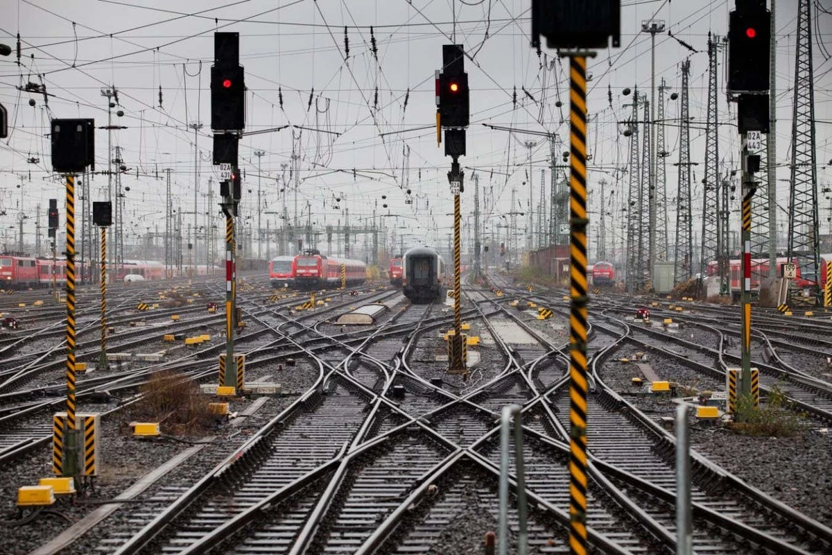 Burza słoneczna może zmienić kolor sygnalizacji kolejowej z czerwonej na zieloną
