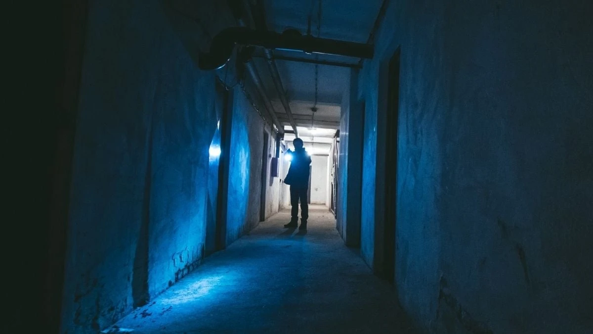 Dlaczego w starych kamienicach czujesz niepokój: to nie duchy, a ukryte zjawisko fizyczne