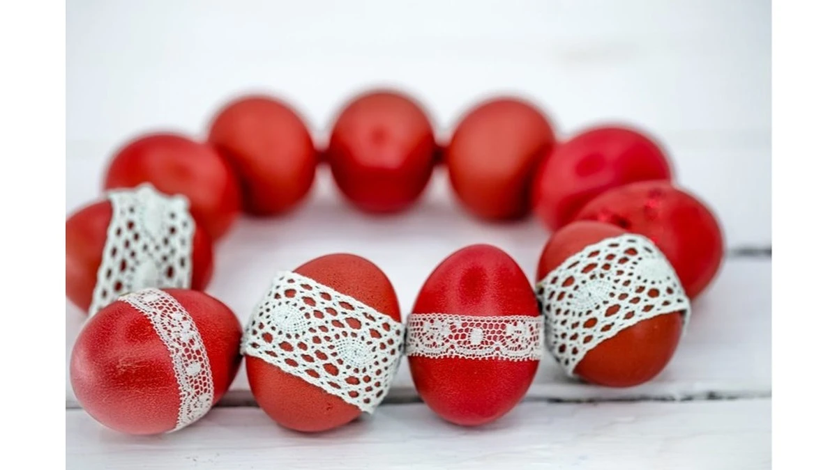 Dlaczego warto włożyć jajka do soku z buraka zamiast używać łupin cebuli